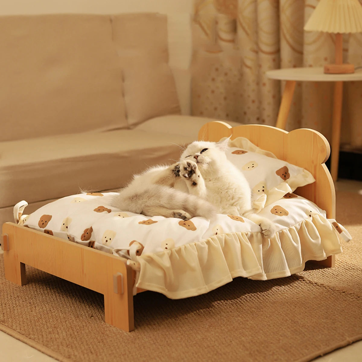Wooden bed with teddy bear pattern – coziness in a natural look