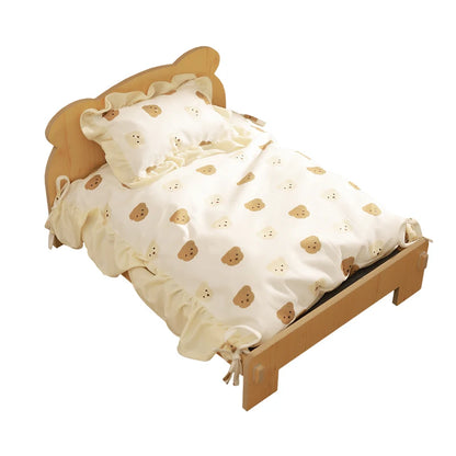 Wooden bed with teddy bear pattern – coziness in a natural look