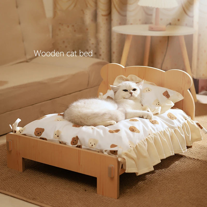 Wooden bed with teddy bear pattern – coziness in a natural look