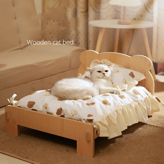 Wooden bed with teddy bear pattern – coziness in a natural look
