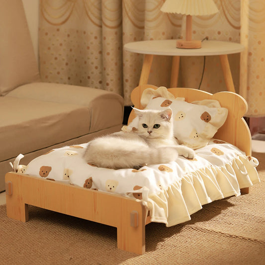 Wooden bed with teddy bear pattern – coziness in a natural look