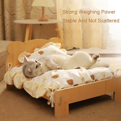 Wooden bed with teddy bear pattern – coziness in a natural look